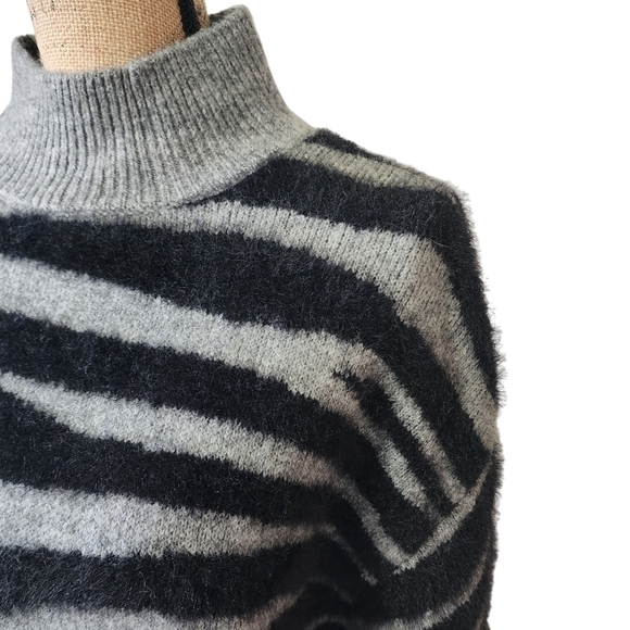 NWT Twine and String Zebra Fuzzy Mock Neck Juniors Sweater - Medium - Picture 4 of 8